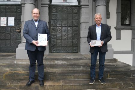 Vorsitzender des Gutachterausschusses der Stadt Paderborn, Dipl.-Ing. Markus Schräder und der Vorsitzende des Gutachterausschusses des Kreises Paderborn, Dipl.-Ing.Axel Gurok © Foto: Pressestelle der Stadt Paderborn